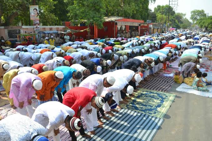 A representation image of people offering Namaz on streets