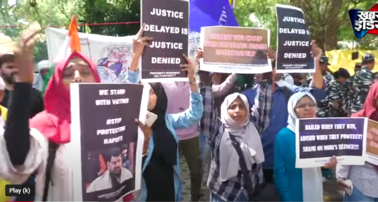 The protestors including burqa-clad women raised Anti-Modi, Anti-RSS slogans at the wrestlers protest (image source: Khabar India YT Video)