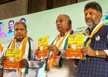 Congress President Mallikarjun Kharge with Karnataka Congress President DK Shivakumar and senior party leader Siddaramaiah releases the party's manifesto for the upcoming Karnataka Assembly elections, in Bengaluru.(Image: PTI)