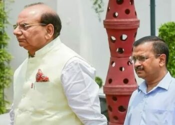 LG VK Saxena (L) and Delhi CM Arvind Kejriwal (R) (Photo Courtesy: PTI)