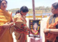 Family performing the last rites at Narmada Ghat, Image: Organiser