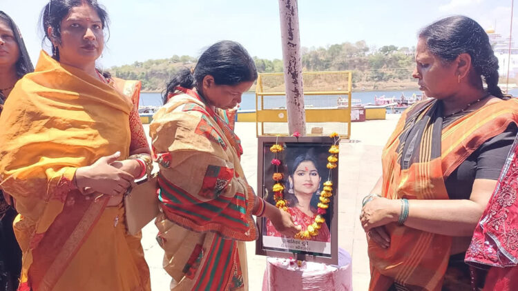 Family performing the last rites at Narmada Ghat, Image: Organiser