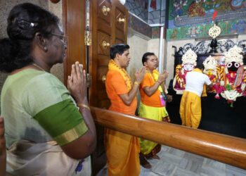 The President offering prayers at the Jagannath Tempe in Hauz Khas, (Image: ANI)