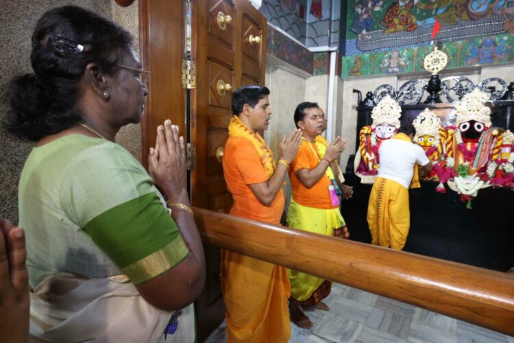 The President offering prayers at the Jagannath Tempe in Hauz Khas, (Image: ANI)