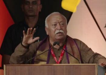 Caption: RSS Sarsanghchalak Dr Mohan Bhagwat addressing the gathering at International Temples Convention and Expo 2023, Varanasi