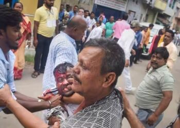 Pictures from the scuffle between TMC and ISF with the special forces (Image: Hindustan Times)