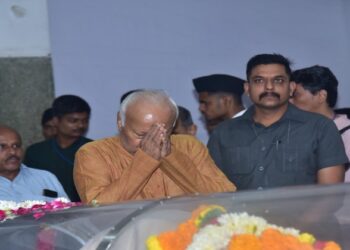 Dr Mohan Bhagwat pays tribute to Madandas Deviji