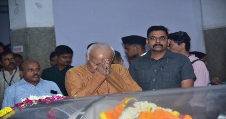 Dr Mohan Bhagwat pays tribute to Madandas Deviji