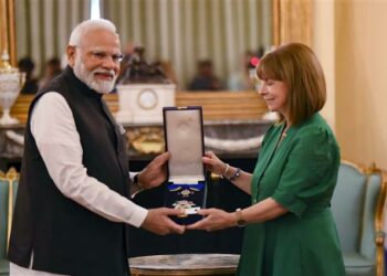 Left: PM Narendra Modi,(India) Right: PM Katerina Sakellaropuo (Greece)