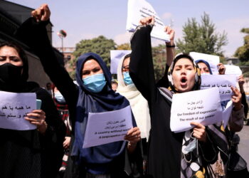 FILE PHOTO: Afghan women's rights defenders and civil activists protest to call on the Taliban for the preservation of their achievements and education, in front of the presidential palace in Kabul, Afghanistan September 3, 2021. REUTERS/Stringer