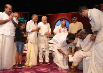 Akkeeraman Kalidasan Bhatathirippad felicitates Karthyayani Amma, of Vanavasi community, as part of Sabari Felicitation.