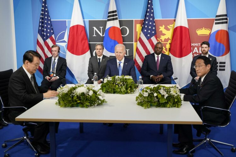 U.S. President Joe Biden (center) meets with South Korea’s President Yoon Suk Yeol (left) and Japan’s Prime Minister Fumio Kishida (right).
