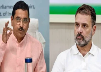 Union Minister Pralhad Joshi (left), Congress MP Rahul Gandhi (Right)