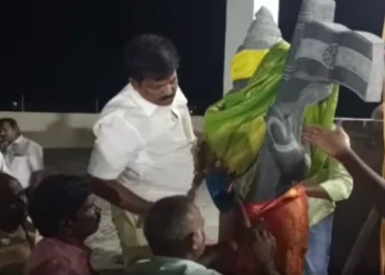 Police jumped over the wall in the BJP office and removed Bharat Mata statue