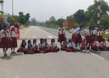 School girls in Ranchi, Jharkhand protest against the lack of basic amenities at their institution