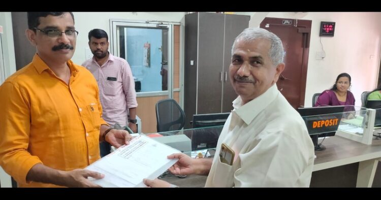 RSS Vibhag “Sanghchalak receives the title deed of the property of Lekha V. Nair from the bank manager.