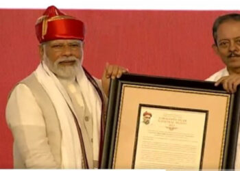 PM Modi receiving the Lok Manya Tilak Award