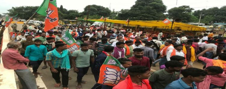BJP workers and farmers during the protest