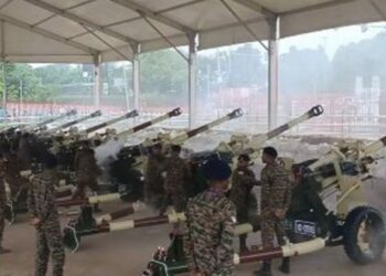 105mm Indian Field Guns firing as part of the ceremonial salute