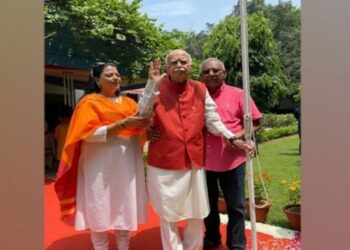 Veteran BJP leader LK Advani hoists National Flag