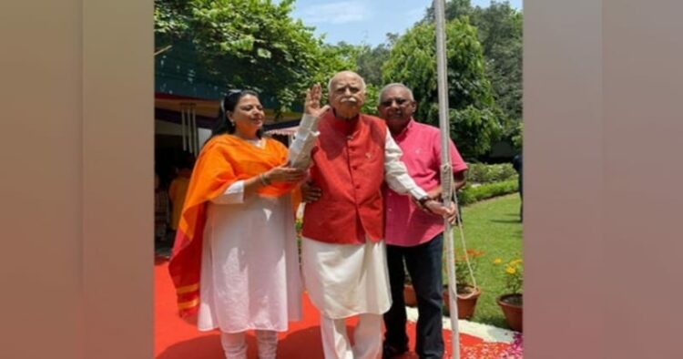 Veteran BJP leader LK Advani hoists National Flag