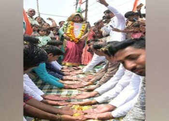 Woman walking on palms of villagers to unveil the statue of her braveheart husband