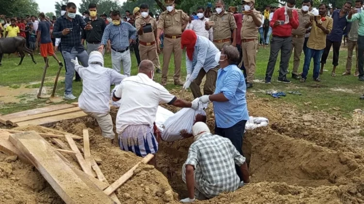 Police dug out the body of Afreen who was allegedly killed by her father and brother for having relationship with a Hindu man (India Today)