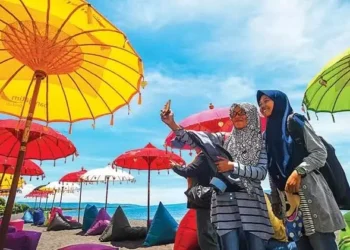 A representation image of women in Hijab at a travel destination (NU Online)