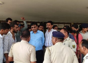 Students talking to the police and college administration during the protest (Amar Ujala)