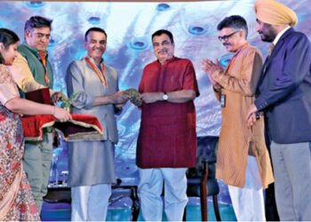 Nitin Gadkari, Minister of Road Transport & Highways, being felicitated by (from left) Hitesh Shankar, Editor of Panchjanya, Bharat Bhushan Arora, MD of Bharat Prakashan (Delhi) Ltd. and Prafulla Ketkar, Editor of Organiser at 'Aadhar Infra Confluence 2023'