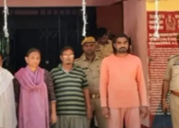 Muhammad Hussain (in black lining t-shirt), his son-in-law Vikki, daughter Heena (purple dupatta) and wife Mumtaz after the arrest (Hindi OpIndia)