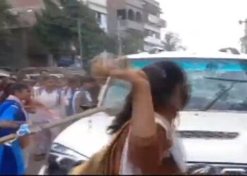 Students of Girls' High School Mahnar in Bihar's Vaishali vanadalise vehicle of education officer