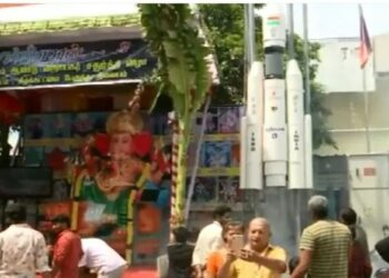 Chandrayaan 3 rocket near Bhagwan Ganesh idol in Keelkattalai is attracting people.