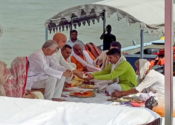 Mauritius Prime Minister Pravind Kumar Jugnauth  offers prayers, at Dashashwamedh Ghat, in Varanasi (ANI Photo)