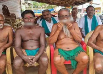 Farmers in Trichy, Tamil Nadu holding rats in their mouth as part of their protest