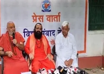 Mahant Ravendra Puri ji Maharaj, President, Akhil Bharatiya Akhara Parishad, Swami Jitendranand Saraswati ji Maharaj, Secretary General, Akhil Bharatiya Sant Samiti and the VHP Working President Alok Kumar