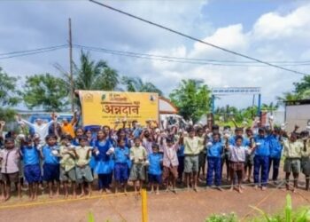 Ishan Gaur Das from ISKCON Bhiwandi distributes hot cooked meals to students of Zila Parishad School close to Bhiwandi on the occasion of Krishna Janmashtami