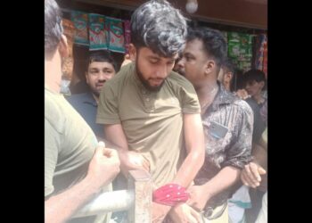 The accused Mohammad Arshad held by the locals after he attacked the minor victim with a knife (X)