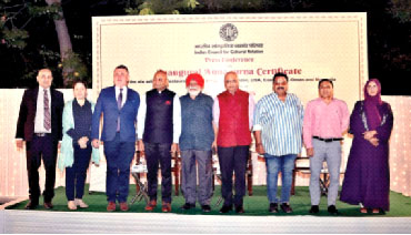 ICCR President Dr Vinay Sahasrabuddhe (6th from L),  Acting Director General, Rajeev Kumar and DDG,  Abhay Kumar with other dignitaries at India International Centre