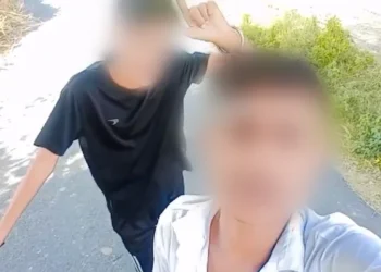 Two minors who were seen issuing threats against a teacher in Agra (X)