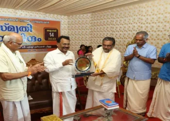 Dr. K.S. Radhakrishnan receives Puraskaram from P.S. Sreedharan Pillai. Also seen L/R: S Sethumadhavan, J. Nandakumar and G. Sreedathan.