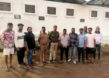 Gaurakshaks with the police and arrested cow smugglers (OpIndia)