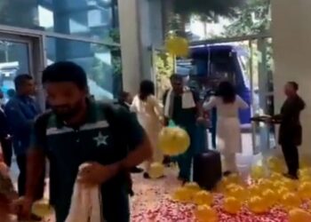 Pakistan cricket team being welcomed in Ahmedabad, source X