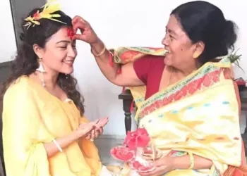 A representation image of a Nepali woman applying tika on the forehead of a girl in Bijay Dashmi (Quora)