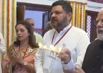 Prime Minister Narendra Modi offering prayers at Kanchi Mandir