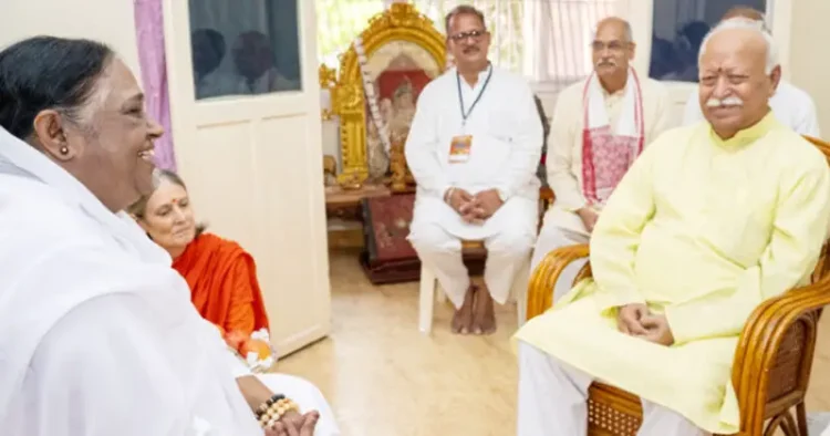 RSS Sarsanghchalak Dr. Mohan Bhagavat with Matha Amruthanandamayi Devi aka Amma at Vallikkavu Ashram