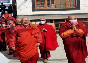 A delegation of senior monks arriving