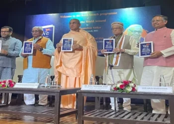 (L to R) Senior journalist Anant Vijay, RSS Sah‐Sarkaryavah Dr Manmohan Vaidya, Acharya Mahamandleshwar (Juna Akhara) Swami Avdheshanand Giri, ex‐Union Minister Dr Murli Manohar Joshi & Arun Maheshwari, chairman Vani Prakashan, at the book launch