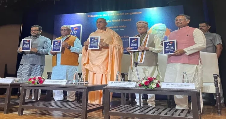 (L to R) Senior journalist Anant Vijay, RSS Sah‐Sarkaryavah Dr Manmohan Vaidya, Acharya Mahamandleshwar (Juna Akhara) Swami Avdheshanand Giri, ex‐Union Minister Dr Murli Manohar Joshi & Arun Maheshwari, chairman Vani Prakashan, at the book launch