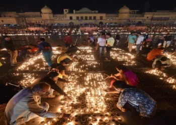 Devotees lighting diyas in Ayodhya